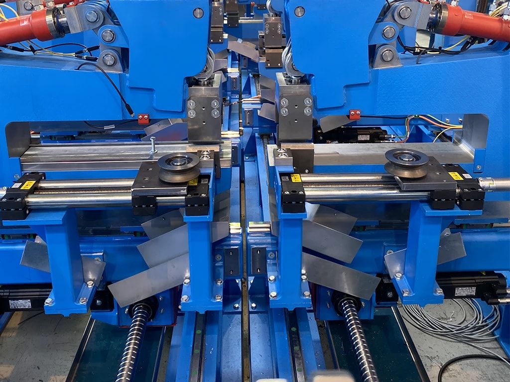 Dual-X gauging roll stations on a purlin line